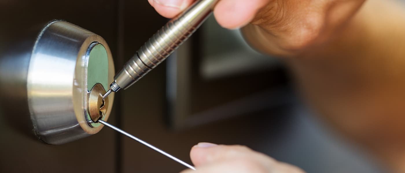 Professional lockpicking